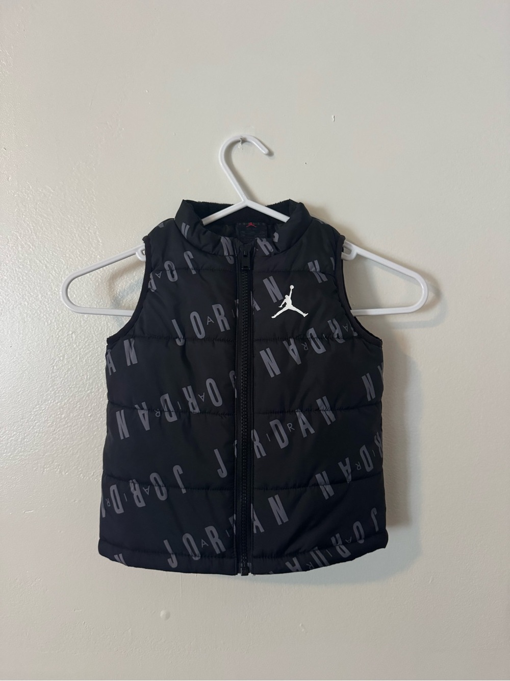 Infants Nike Jordan Black Puffer Vest with Allover Logo 24m
